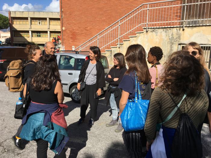 Visite avec les étudiantes du quartier général des docks de Genova, en compagnie de travailleurs (docker) © Jérôme Leuba / EDHEA