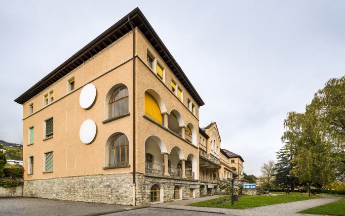 En 2019, l'EDHEA a adopté une nouvelle identité visuelle et choisi pour logo deux points superposés qui symbolisent ses deux axes de formation.
© Chris Morgan/EDHEA