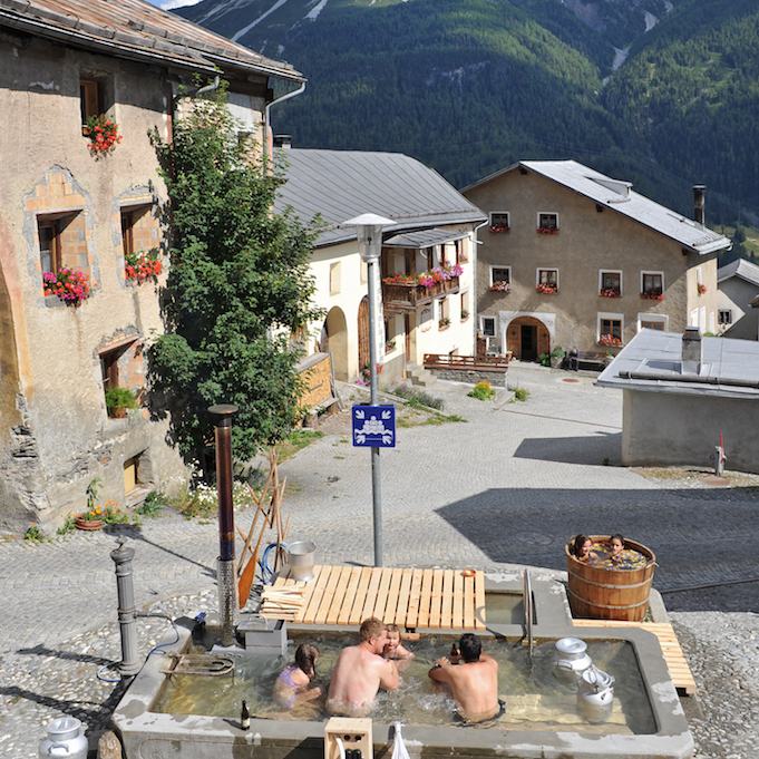 Intervention de l’artiste Curdin Tones à Tschlin (GR), étude de cas © Curdin Tones.